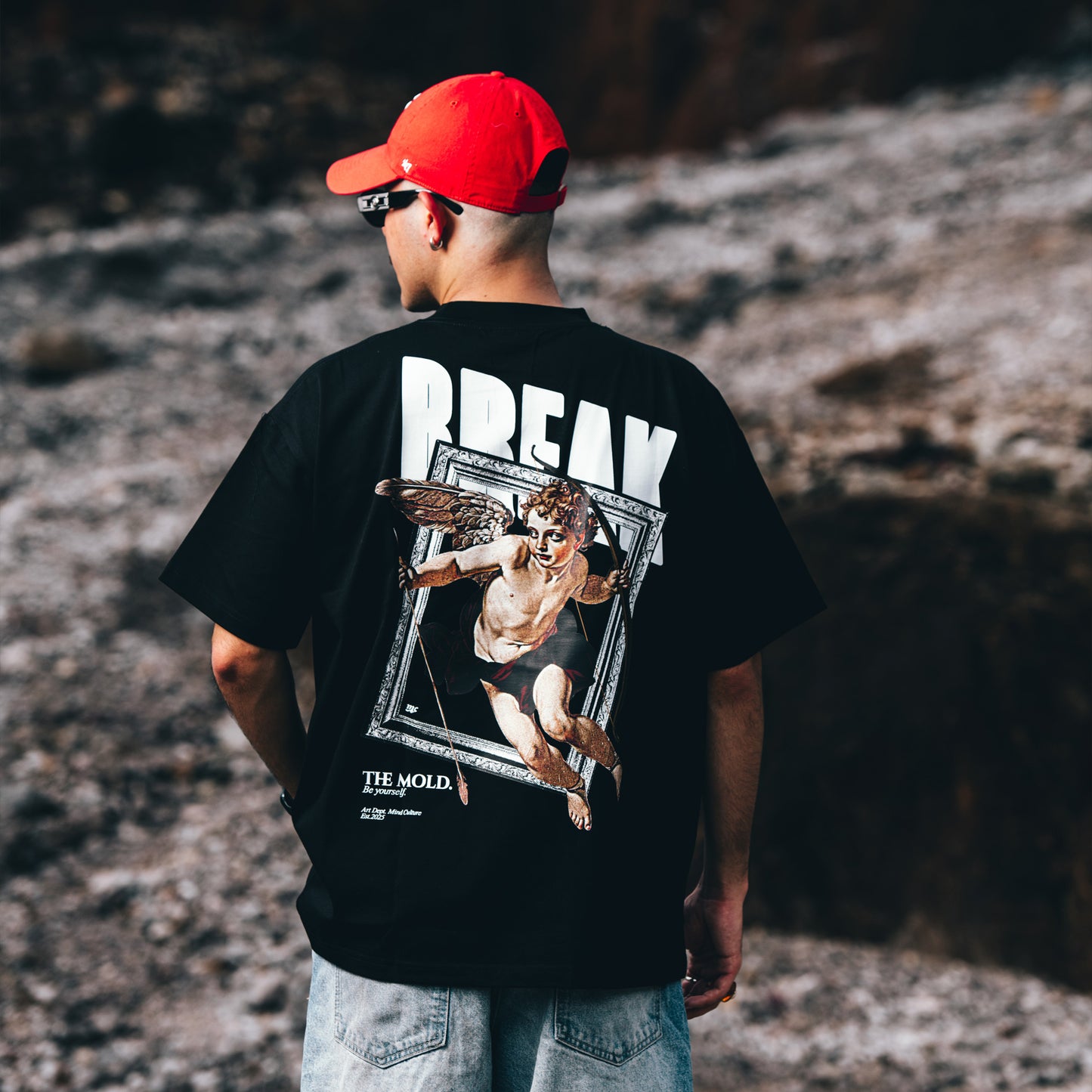 "BREAK THE MOLD" BLACK